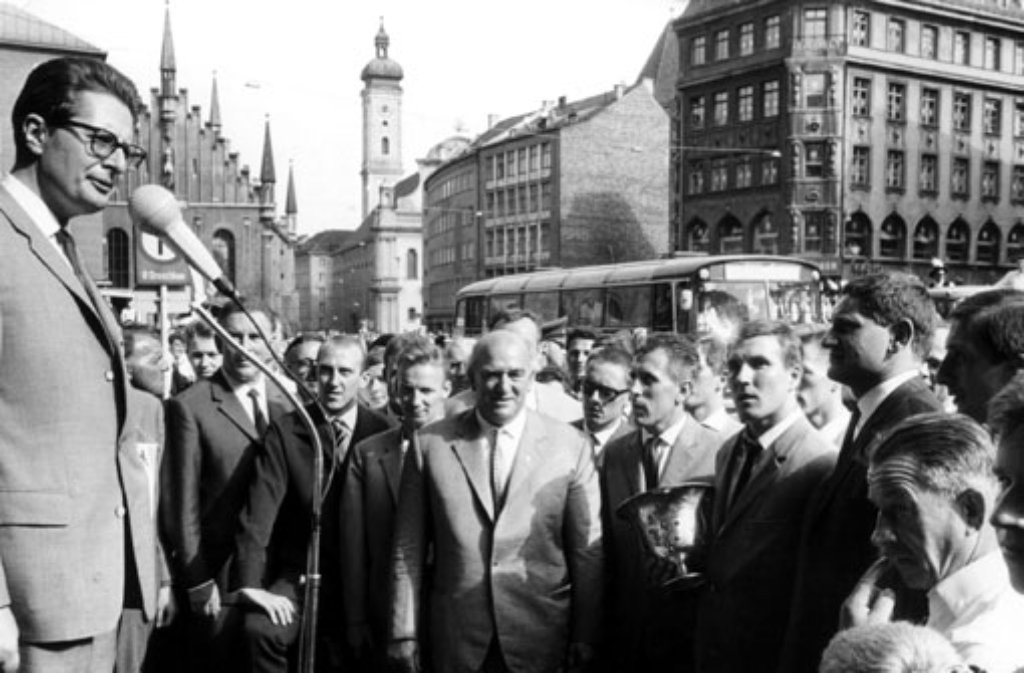 Einer der ersten am Mikro war der jugoslawische Torhüter des TSV 1860 München, Petar "Radi" Radenkovic (auf dem Foto dritter von rechts 1964 auf dem Münchner Marienplatz). Mit "Bin i Radi - bin i König" kam er 1965 bis auf Platz 5 der deutschen Hitparade.