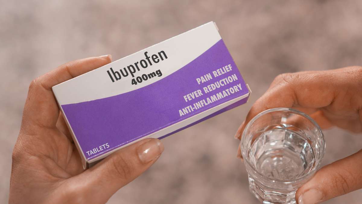 Ibuprofen wird bei Alltagsschmerzen gerne eingesetzt, doch übertreiben sollte man es mit der Dosierung nicht. Das sind die empfohlenen Höchstmengen für den Wirkstoff.