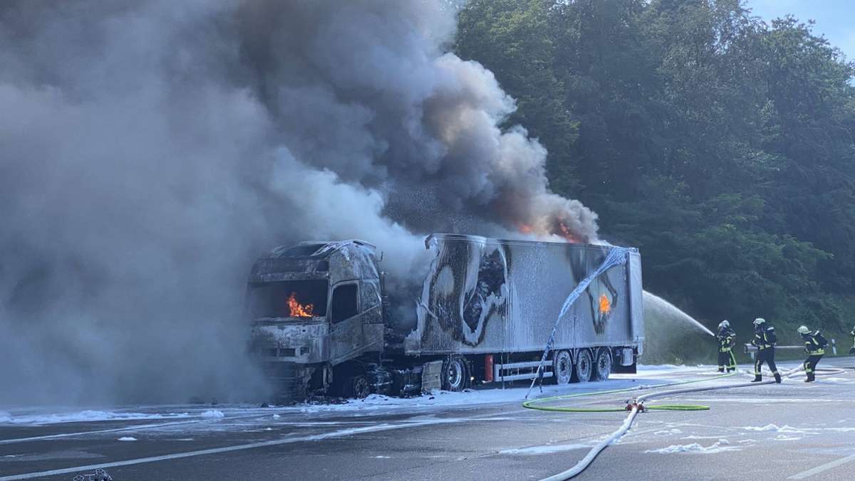 A8 bei Stuttgart: Lkw brennt  – Autobahn Richtung München zeitweise voll gesperrt