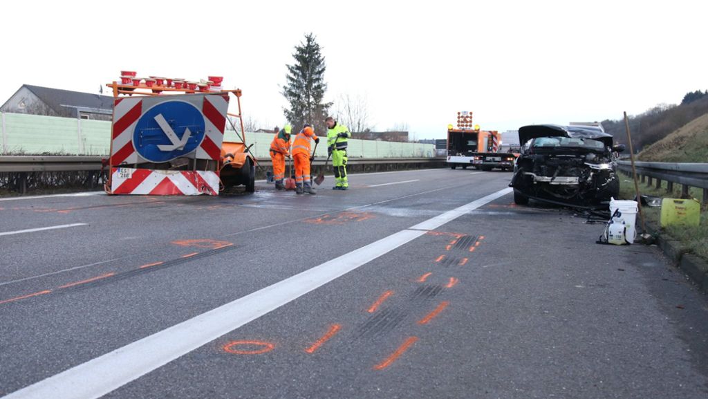 B10 bei Göppingen zwei Stunden gesperrt: Zugedröhnter Fahrer kracht in Warntafel-Anhänger