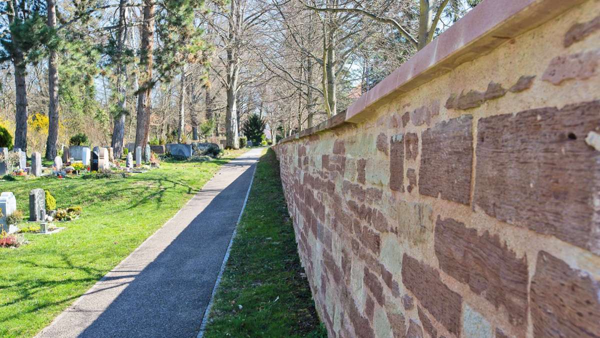  Wegen neuer Urnenwände auf dem Alten Friedhof in Böblingen muss ein Kran aufgestellt werden. 