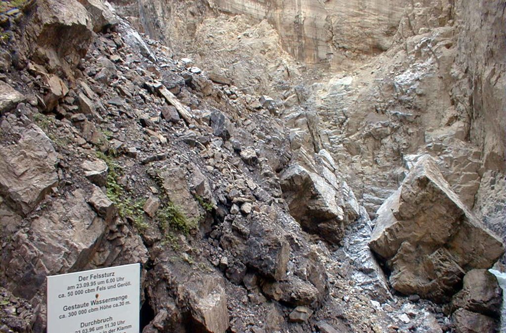 23. September 1995 – Breitachklamm im Allgäu: Um 6 Uhr Uhr lösten sich etwa 50 000 Kubikmeter Fels und Geröll, wodurch 300 000 Kubikmeter Wasser bis zu einer Höhe von 30 Meter angestaut wurden. Am 23. März 1996 erfolgte der Durchbruch, der die Klamm total verwüstete.