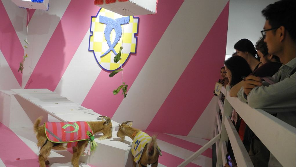 New York: Künstler lässt uniformierte Ziegen in Galerie antreten