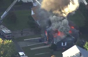 Dutzende Häuser brennen – eine Person stirbt