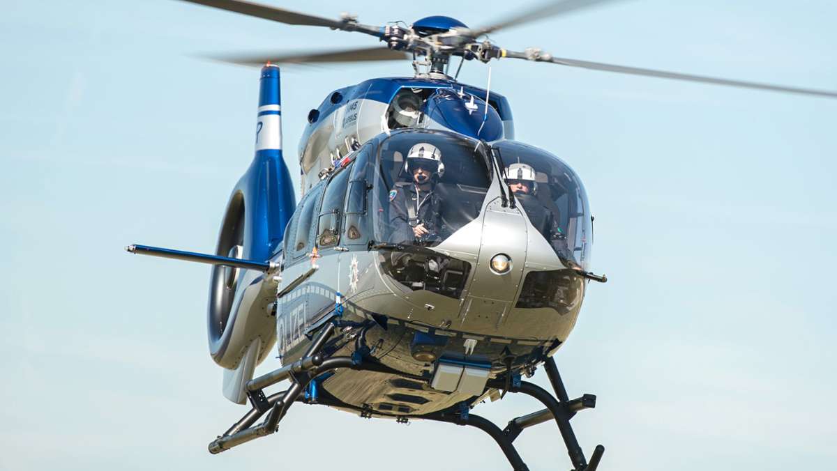 Hubschrauber sucht Gegend ab: Aichtalbrücke: Verlassenes Auto löst Polizei-Großeinsatz aus