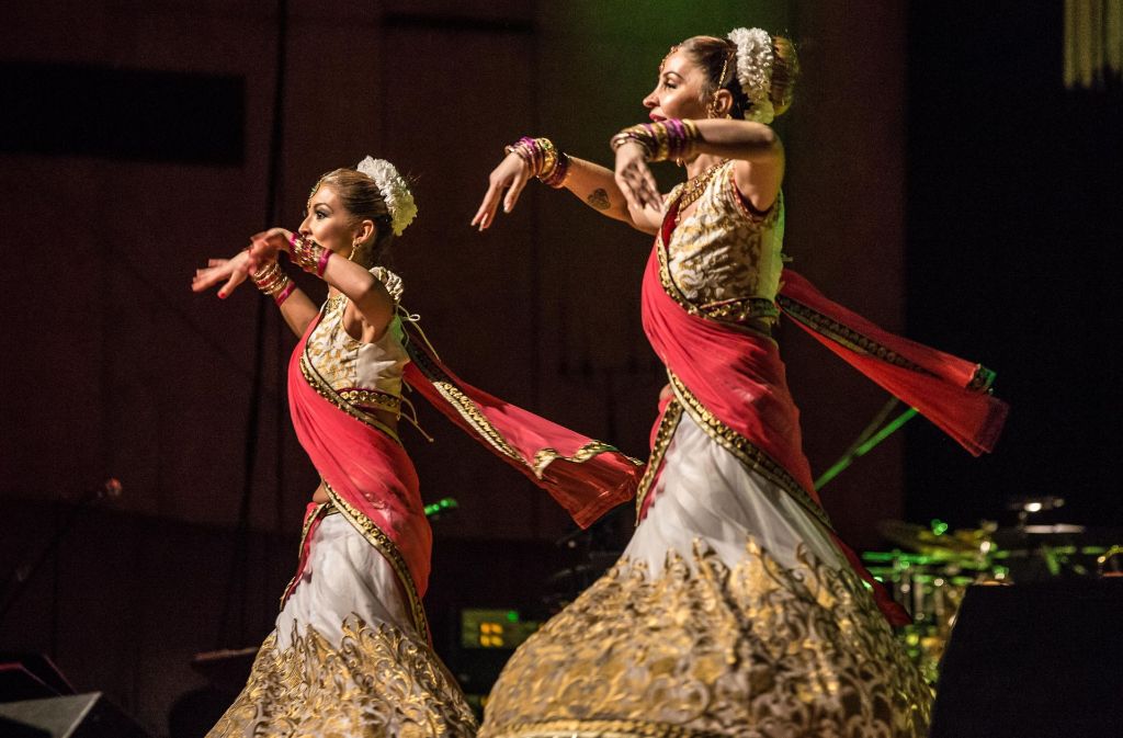Vereine, Tanz- und Musikgruppen aus 19 Ländern – wie hier im Bild die indische Tanzgruppe „Bombay Dance Club“ – präsentierten in Stuttgart landestypische Vorführungen und Leckereien.