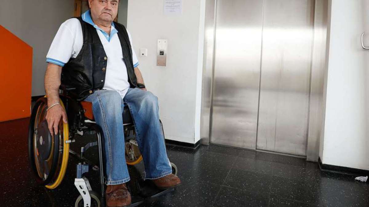 Mieter verärgert über SWSG in Stuttgart: Rollstuhlfahrer sitzt seit einer Woche in  Wohnung fest