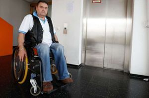 Rollstuhlfahrer sitzt seit einer Woche in  Wohnung fest