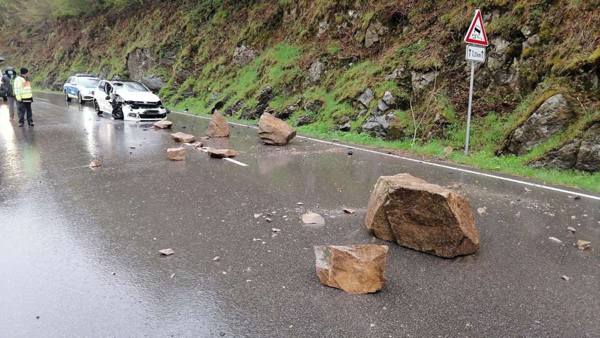 Felssturz im Kreis Lörrach: Herabstürzende Felsen treffen Autos – 27-Jährige verletzt