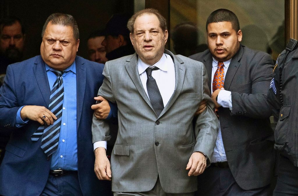 Mächtiger Mann vor Gericht: Der frühere Filmmogul Harvey Weinstein (mitte) Anfang Dezember bei einer Kautionsverhandlung. Foto: dpa/Mark Lennihan