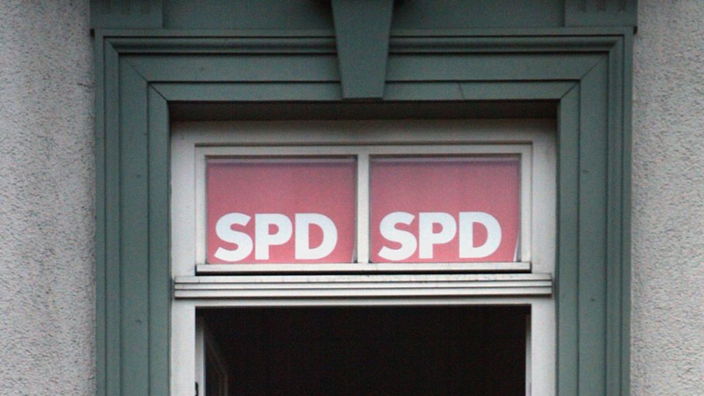  Sie gaben vor, sie seien an Infomaterial von der SPD interessiert. Als man sie reingelassen hatte, entpuppte sich das Ganze als Protestaktion gegen die Geschehnisse in Syrien und die Haltung der SPD dazu. Die Partei geht aber zur Tagesordnung über. 