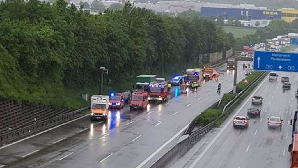 Unfall auf A81 bei Ludwigsburg: Herzinfarkt am Steuer – 63-Jähriger baut heftigen Crash
