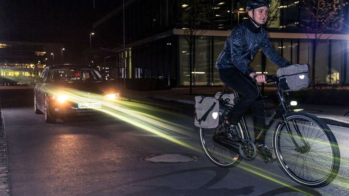 Sehen und vor allem gesehen werden, ist in der dunklen Jahreszeit das Wichtigste beim Radfahren. Neben zuverlässigen und leistungsstarken Lichtanlagen sollten Bikende daher auf Reflektoren setzen, um im Straßenverkehr gut erkennbar zu sein. Auch der Gesetzgeber redet diesbezüglich ein Wörtchen mit. 