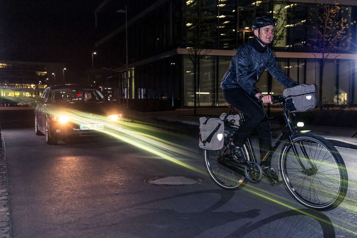 Reflektoren am Rad und Radfahrenden sind ein großer Sicherheitsgewinn im Straßenverkehr. Foto: pd-f/www.ortlieb.com