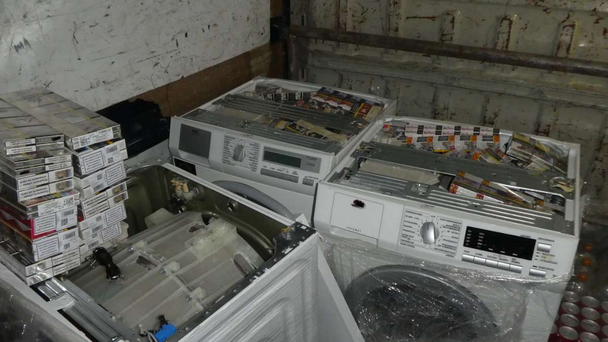 A8 bei Gruibingen: Mehr als 40.000 Zigaretten in Waschmaschinen geschmuggelt