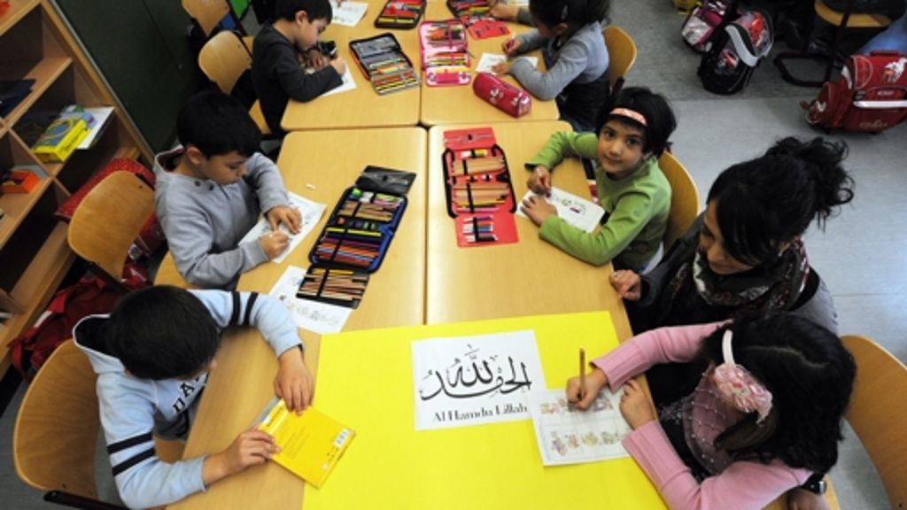  Grün-Rot möchte regulären islamischen Religionsunterricht an Schulen in Baden-Württemberg. Dafür machen sich Ministerpräsident Kretschmann und Kultusminister Stoch stark. Doch zunächst müssen sich die muslimischen Verbände einig werden. 