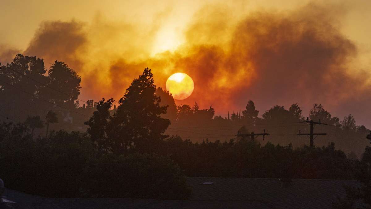  Ein sich schnell ausbreitender Waldbrand hat 60 000 Menschen in Südkalifornien gezwungen, ihre Wohnungen und Häuser zu verlassen. Die Hintergründe. 