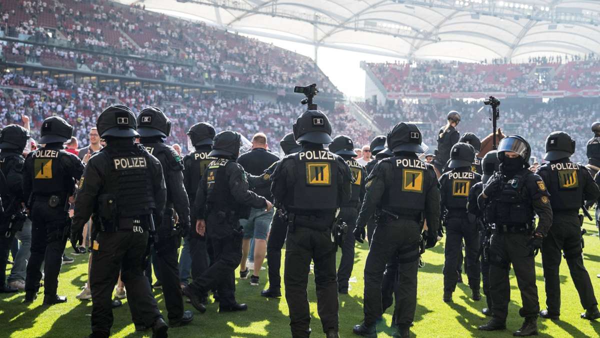 VfB Stuttgart gegen 1. FC Köln: Platzsturm und Prügeleien: Polizei nimmt mehrere Fans fest