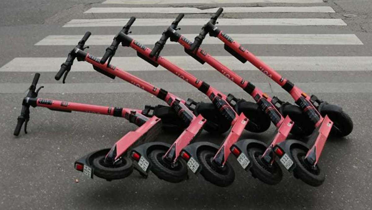 Im Weg stehende E-Scooter: Rücksicht im Straßenverkehr sinkt