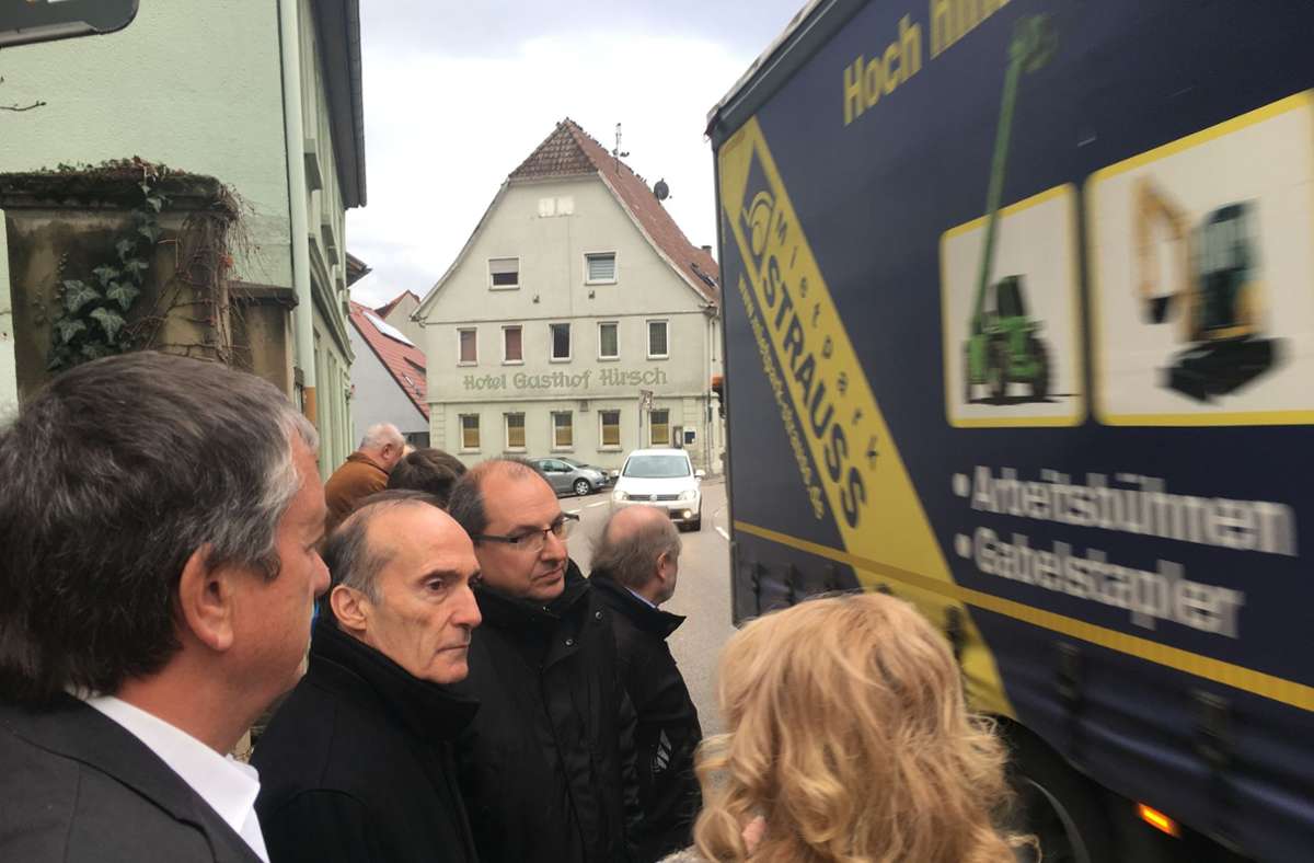 Verkehr hautnah: CDU-Bundestagsabgeordneter Eberhard Gienger (Mitte, rechts daneben Bürgermeister Uwe Seibold) schaut sich die Lage an.