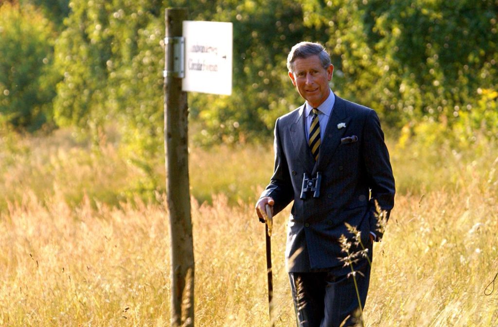 Auch die Natur hat es dem royalen Gast angetan: Hier spaziert Prinz Charles auf einem Wanderweg über die Ostseeinsel Vilm, in der Nähe von Rügen. 17 Jahre ist das her.