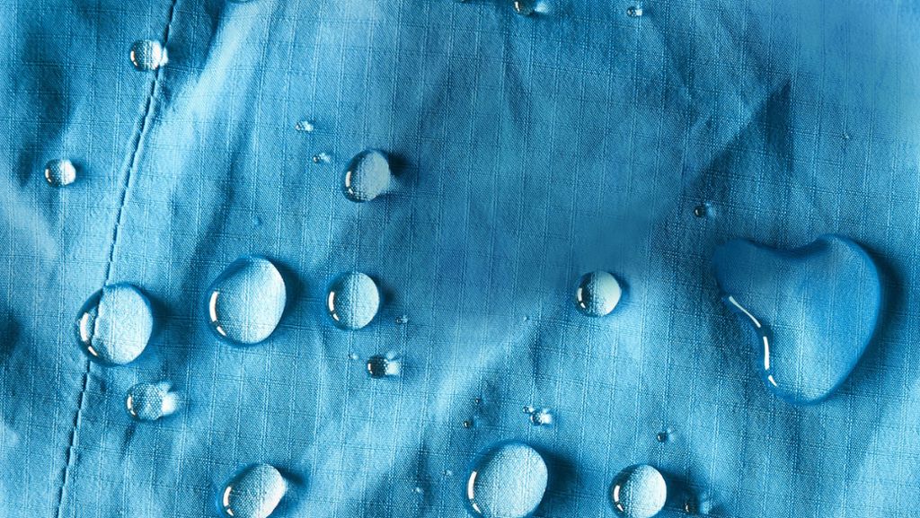 Bedenkliche Hightech-Textilien: Wie wasserabweisende Stoffe der Umwelt schaden