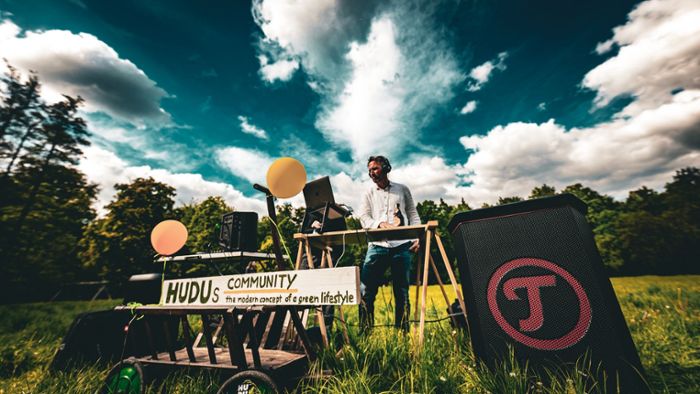DJs sorgen mit Powerbank für Musik im Schmellbachtal