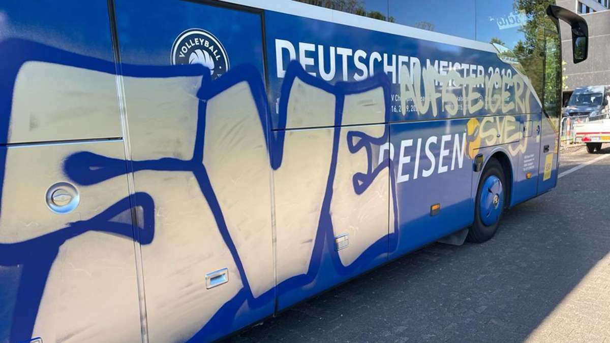 Aufstiegsspiel der Stuttgarter Kickers: Fans von Eintracht Trier beschmieren Kickers-Bus