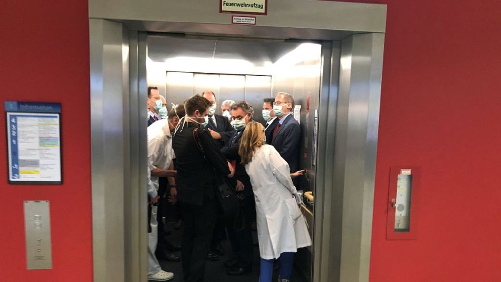 Gesundheitsminister Jens Spahn: Mehrere Personen erstatten Anzeige  nach Fahrstuhl-Foto