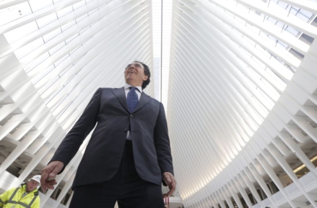 Der Architekt Santiago Calatrava betrachtet sein Kunstwerk.