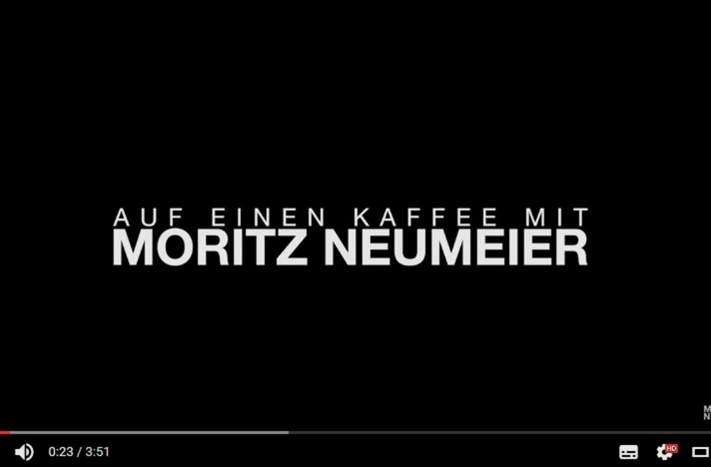 Auch Moritz Neumeier, Kabarettist und Stand-Up-Comedian, redet einmal in der Woche über das aktuelle Zeitgeschehen. Er vertritt zwar einen eher gemäßigteren Standpunkt – lässt aber seinen Unmut gegenüber dem neuen Präsidenten nicht außen vor.