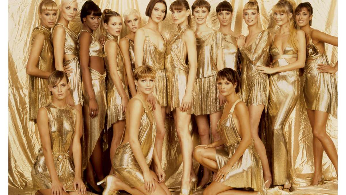  Claudia Schiffer will in der Düsseldorfer Ausstellung „Captivate!“ zeigen, dass die 1990er Jahre das perfekte Zeitalter für Mode, Models und Fotografie war. Derweil werden aber Vorwürfe des sexuellen Missbrauchs gegen einen Mann laut, der damals der Chef einer der wichtigsten Model-Agenturen war. 