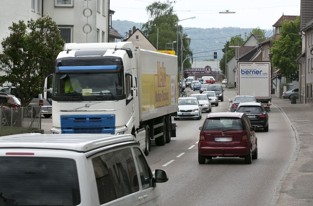 Rund 22 000 Fahrzeuge quälen sich im Schnitt täglich durch die Gingener Ortsmitte, das soll sich mit der Freigabe der neuen Ortsumfahrung auf der B10 neu endlich ändern. Foto: Horst Rudel