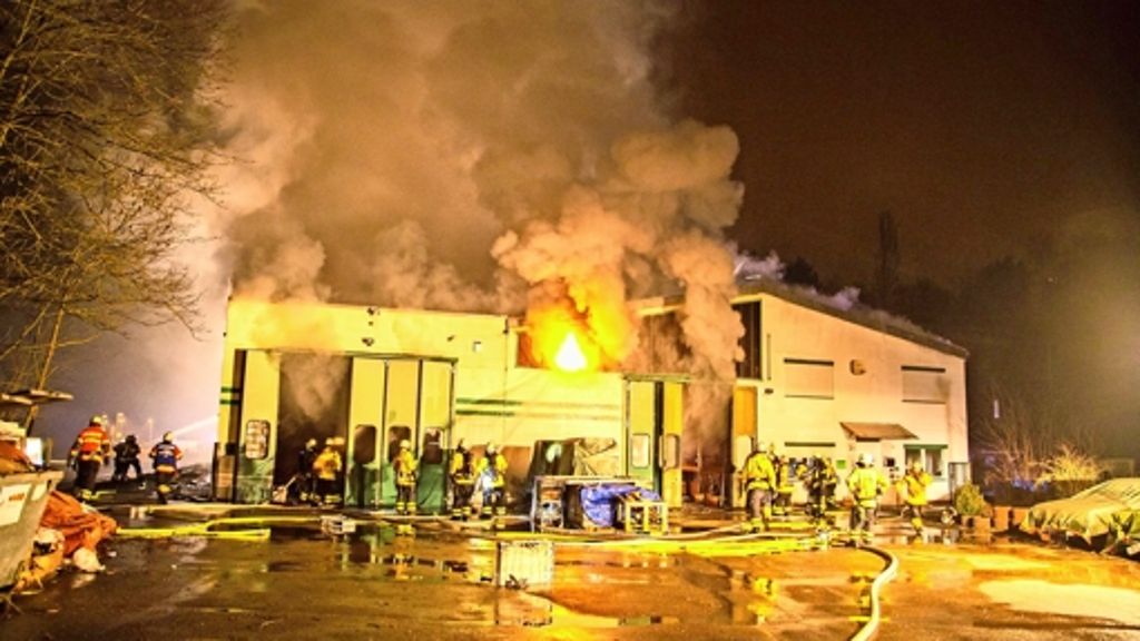 Feuer in Schwieberdinger Lagerhalle: Ursache für Großbrand ist noch unklar