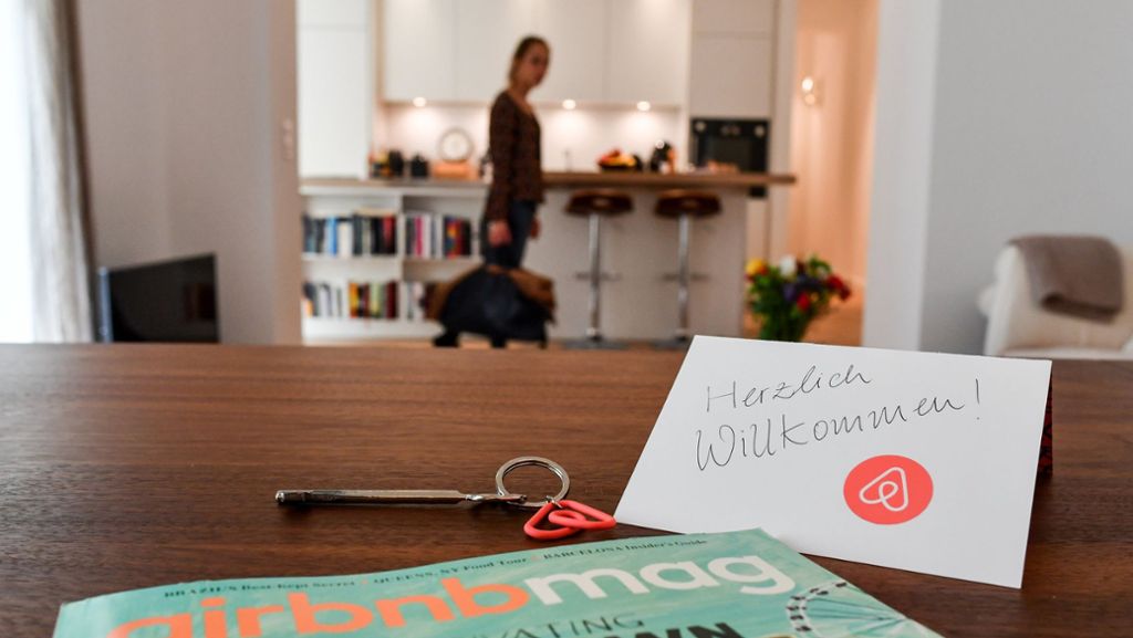  Internet-Vermittler wie Airbnb haben das Vermieten an Urlauber leicht gemacht - nicht überall zur Freude der anderen Wohnungseigentümer im Haus. Die Touristen ganz loszuwerden wird nach einem BGH-Urteil schwierig. Gegen lärmende Horden können sich Nachbarn aber wehren. 