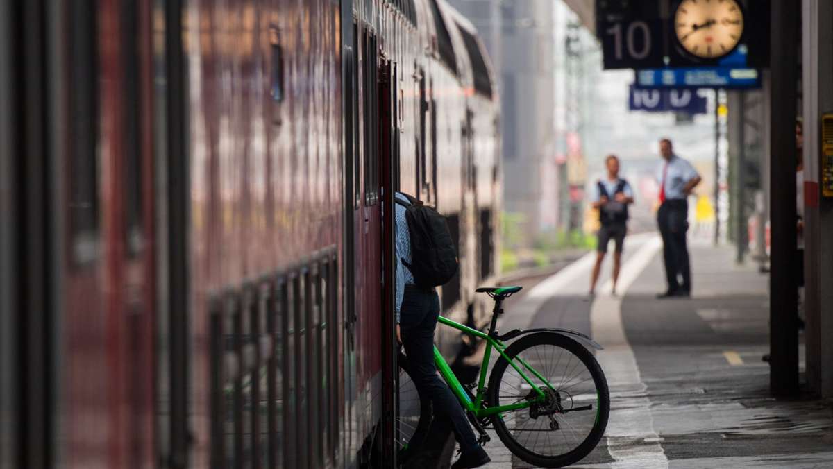 Fahrrad im Zug mitnehmen: Wenn das Rad nicht in den Lift zum Gleis passt