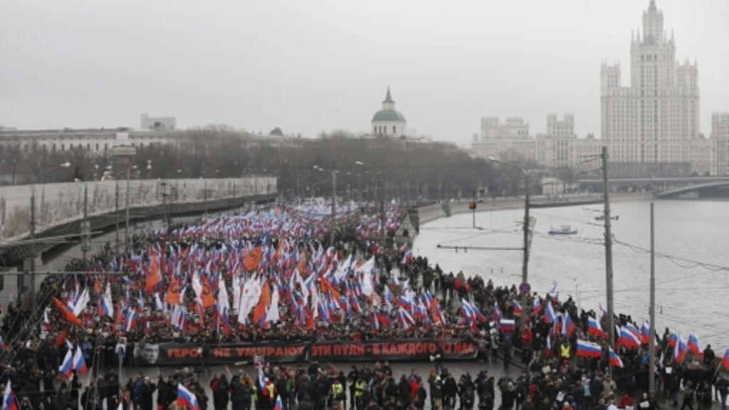 Ermorderter Kremlkritiker Nemzow: Zehntausende nehmen an Trauermarsch teil