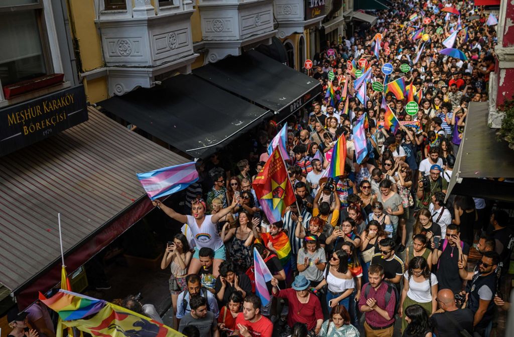 In Istanbul in der Türkei wurde die Gay-Pride-Parade erneut verboten. Die Teilnehmer gingen trotzdem auf die Straße.