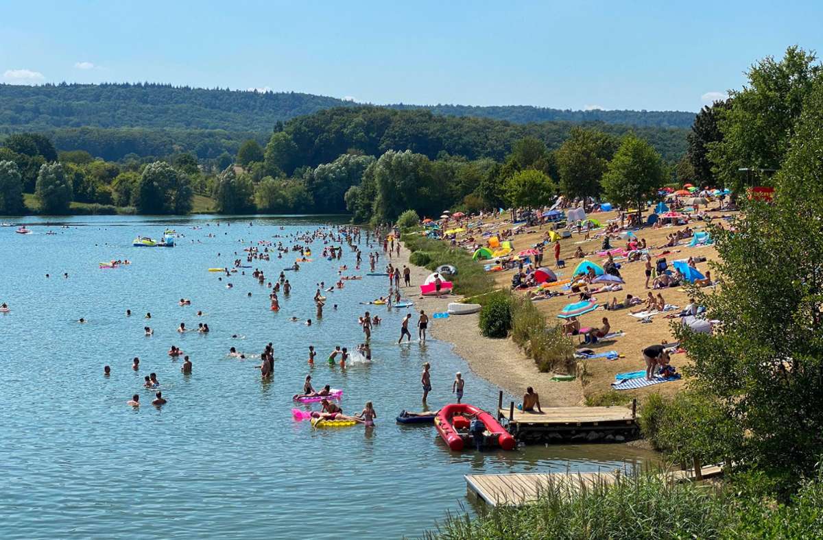 Am Stausee Ehmetsklinge im Kreis Heilbronn war der Besucherandrang am Wochenende so groß, dass der See gesperrt werden musste.