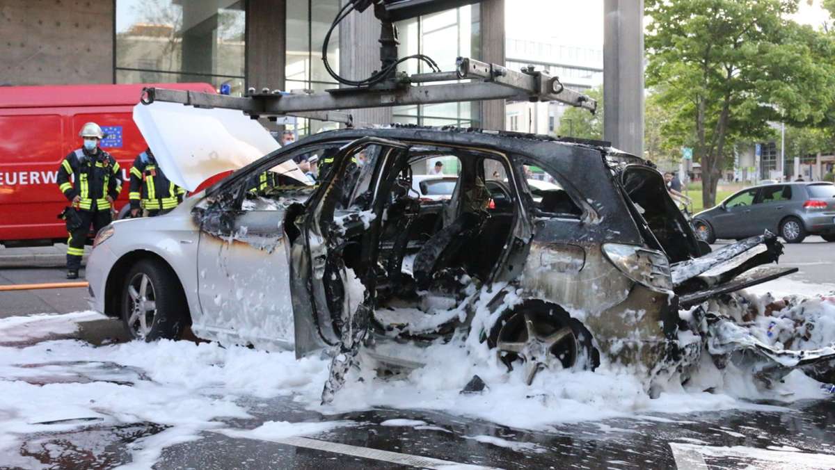 Brand in Stuttgart-Mitte: Mercedes geht in Flammen auf – Fahrerin leicht verletzt
