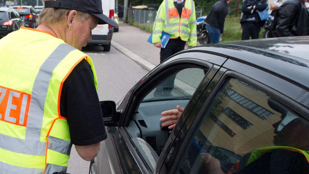 Polizeikontrolle in Stuttgart: Zahlreiche Autofahrer mit Handy am Steuer ertappt
