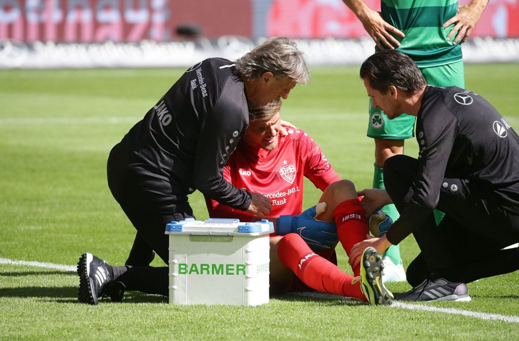 Für VfB-Torwart Kobel geht es nach einem Zusammenprall nicht weiter.