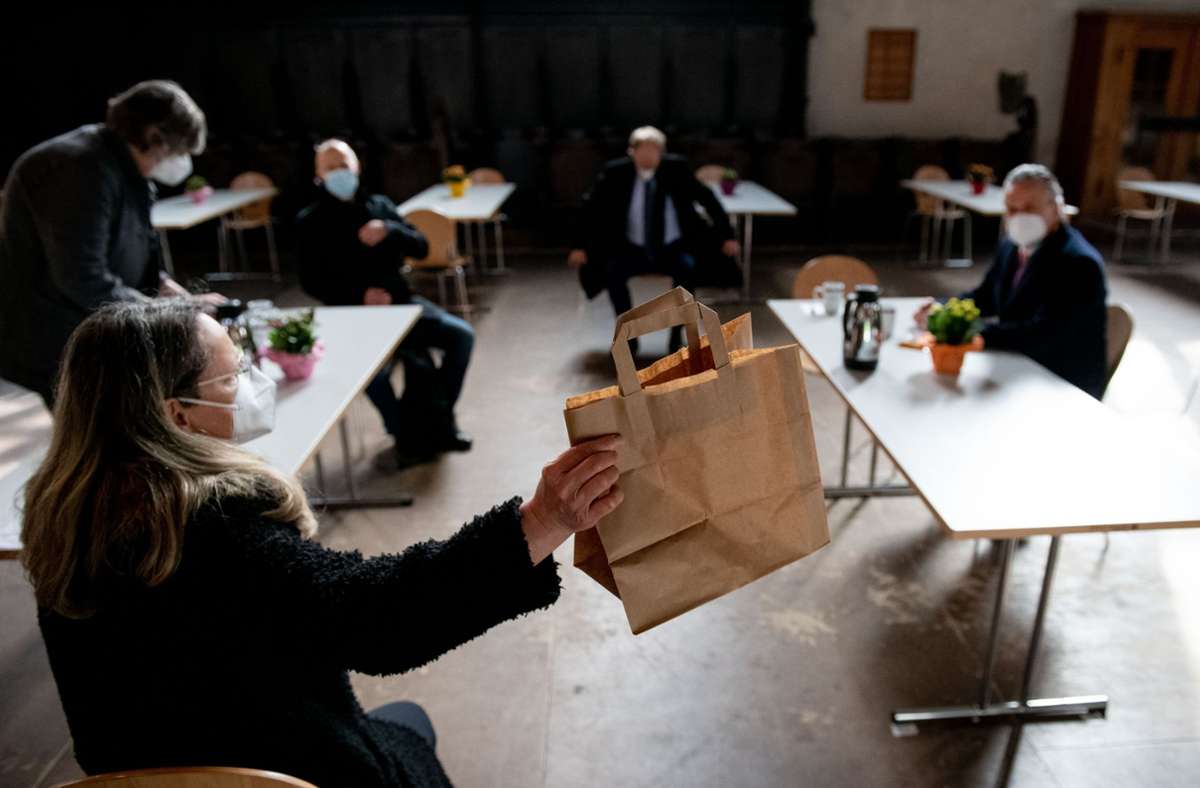 Vesperkirche to go: Das Essen für bedürftige Menschen wird in Papiertüten ausgehändigt. Foto: Lichtgut/Piechowski