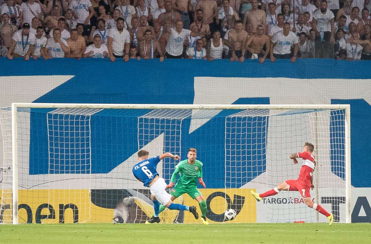 18. August 2018: Bei Hansa Rostock setzt es wieder einmal eine Erstrundenpleite. Nachdem Cebio Soukou den Drittligisten früh in Führung gebracht hat, sorgt Mirnes Pepic (Foto) in der 84. Minute für den 2:0-Endstand. Es ist der Anfang von Ende für VfB-Trainer Tayfun Korkut der keine zwei Monate später entlassen wird.