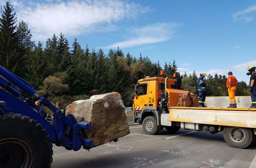 Der Felsbrocken wird nach dem tödlichen Unfall abtransportiert. Foto: dpa/Wilhelm Bartler