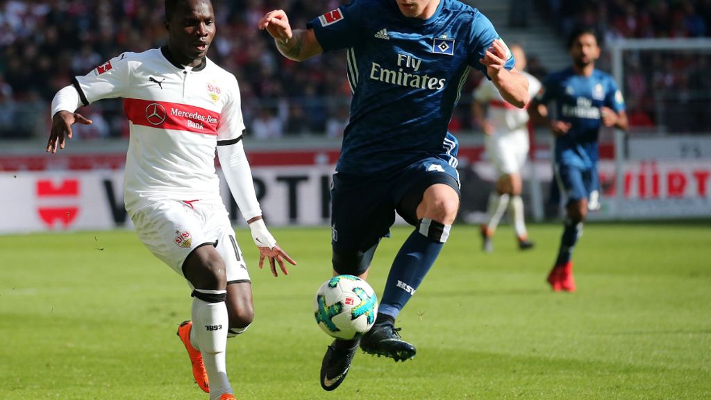  Gegen den Hamburger SV erhält die zweite Reihe des VfB Stuttgart erstmals unter Tayfun Korkut mehr Spielzeit. Wirklich genutzt hat sie ihre Chance nicht. Der Trainer lässt jedoch mildernde Umstände gelten. 