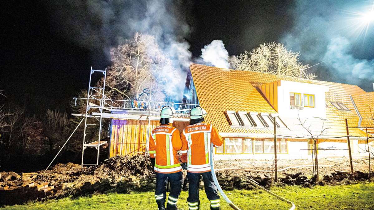 Feuerwehreinsatz in Kirchberg an der Murr: Bewohner kämpfen vergeblich gegen Dachstuhlbrand an