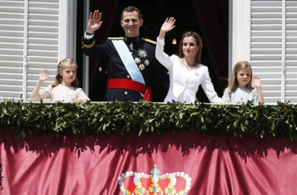 König Felipe VI. von Spanien mit seiner Frau Königin Letizia und ihren Töchtern Prinzessin Leonor (links) und Prinzessin Sofia (rechts). Die königliche Familie winkt der Menge zu. Foto: dpa