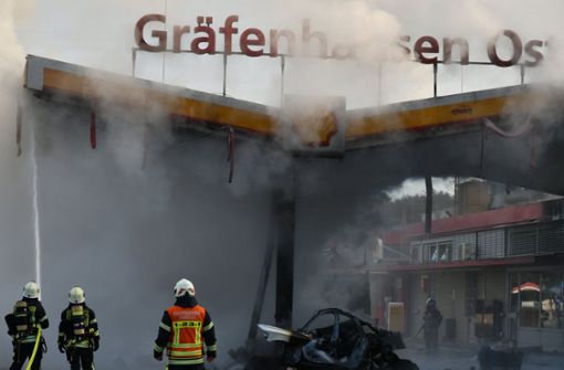 Die Tankstelle ging danach in Flammen auf. Foto: dpa/Skander Essadi