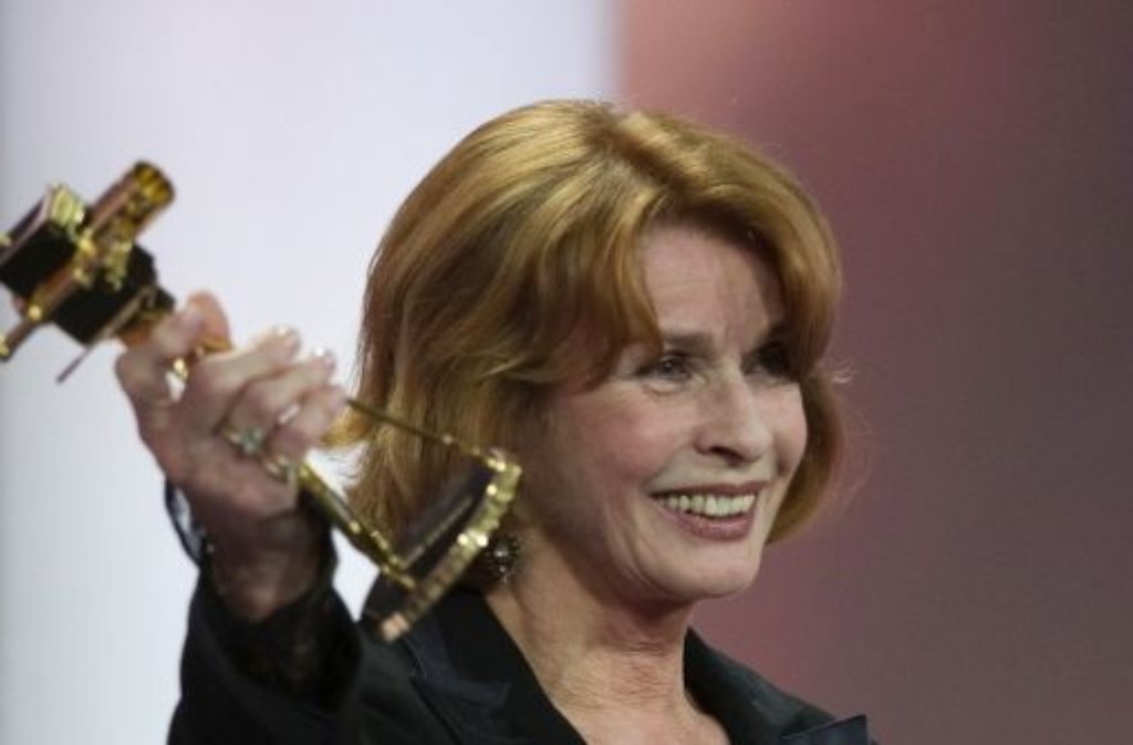 2010 erhält die streitbare Schauspielerin für ihre Rolle in "Frau Böhm sagt Nein" neben der Goldenen Kamera auch den Grimme-Preis.
